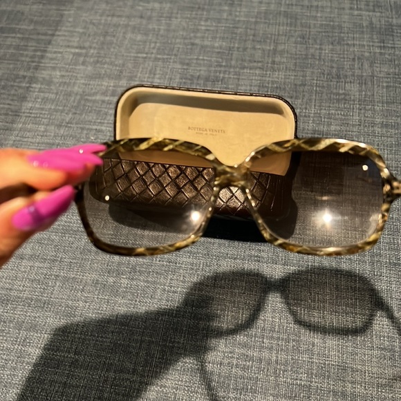 Bottega Veneta sunglasses with case - Picture 2 of 4